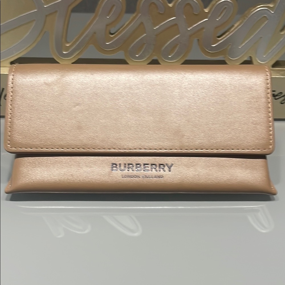 Burberry case of Glass and sunglasses